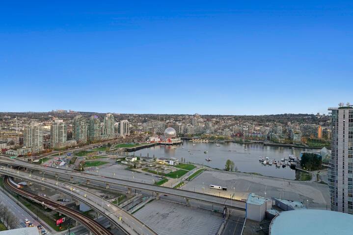 Stunning Subpenthouse – 3Bed/2Ba DT wParking gallery image 4