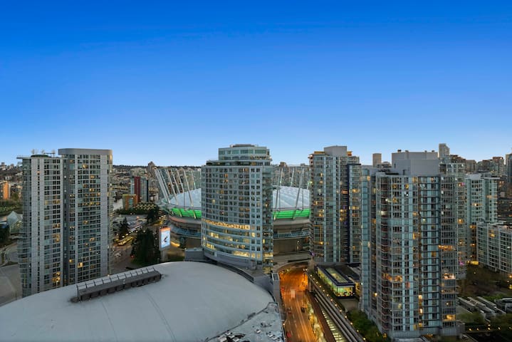 Stunning Subpenthouse – 3Bed/2Ba DT wParking gallery image 3