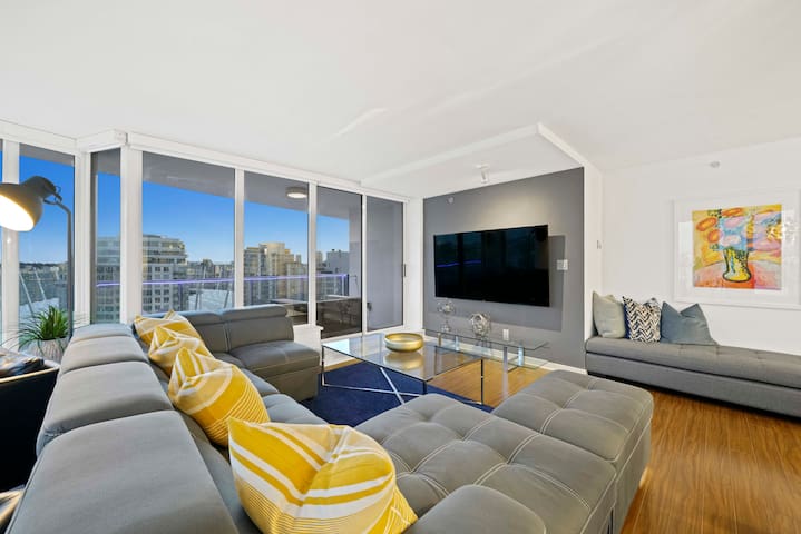Stunning Subpenthouse – 3Bed/2Ba DT wParking gallery image 2