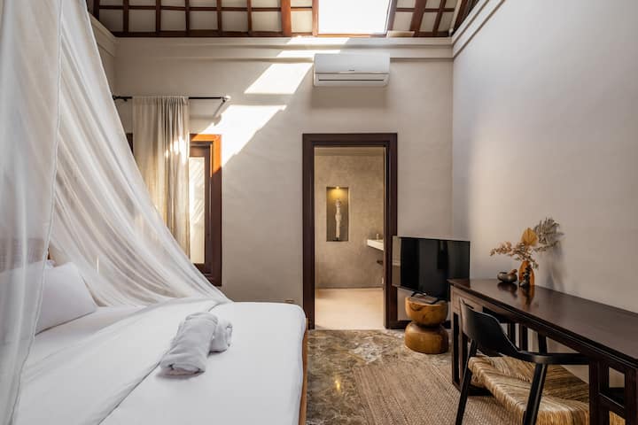 Habitación 2, espacio de trabajo dedicado y TV