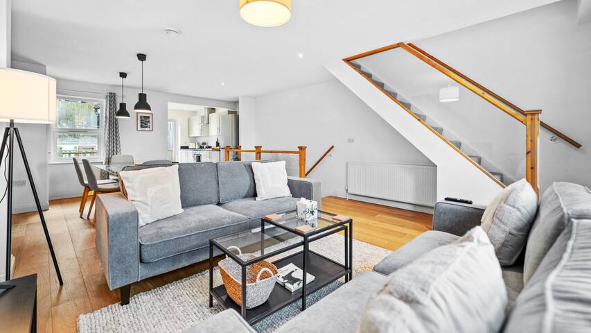Fantastic 5 Bed Town House in Bristol – Sleeps 9