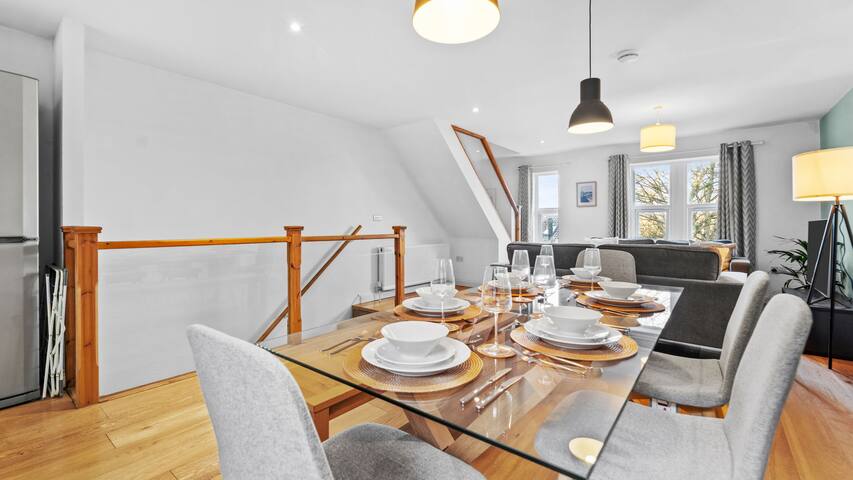 Fantastic 5 Bed Town House in Bristol – Sleeps 9 gallery image 2