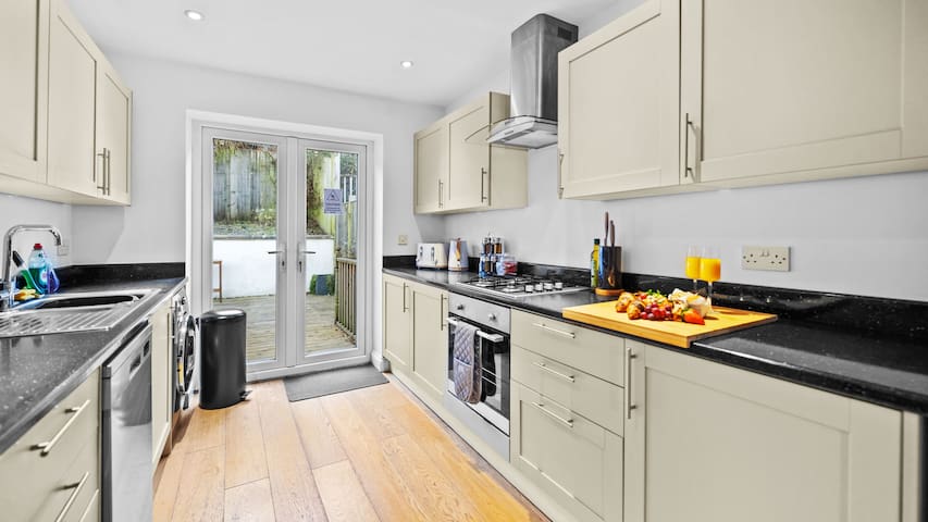 Fantastic 5 Bed Town House in Bristol – Sleeps 9 gallery image 5