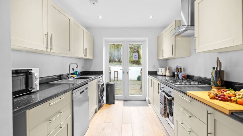 Fantastic 5 Bed Town House in Bristol – Sleeps 9 gallery image 4