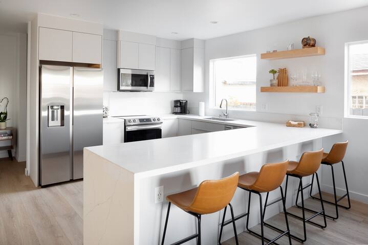 Newly built modern luxurious home in LA for groups gallery image 4