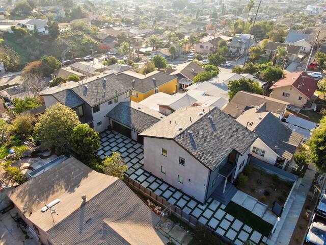 Newly built modern luxurious home in LA for groups gallery image 3