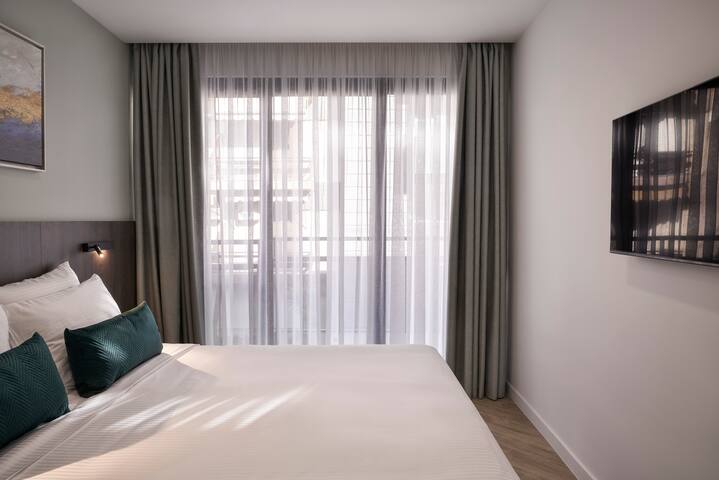 Modern 2BDR Apartment with balcony, 4′ from metro gallery image 4