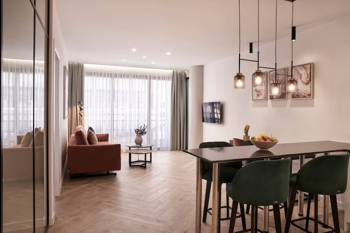 Modern 2BDR Apartment with balcony, 4′ from metro