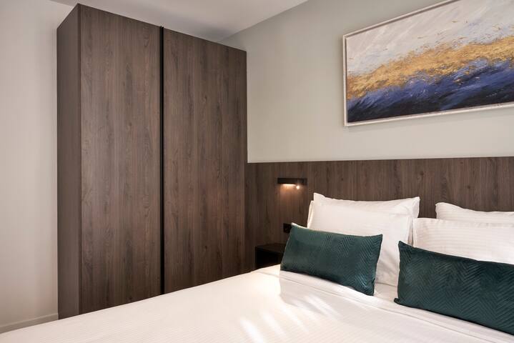 Modern 2BDR Apartment with balcony, 4′ from metro gallery image 5