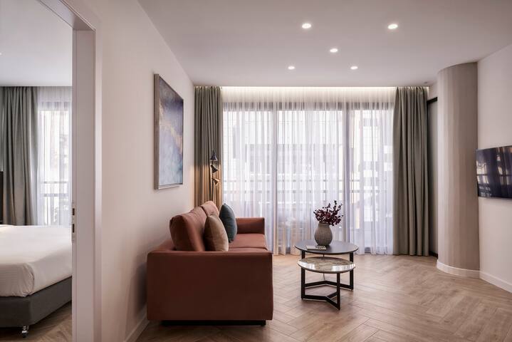 Modern 2BDR Apartment with balcony, 4′ from metro gallery image 2