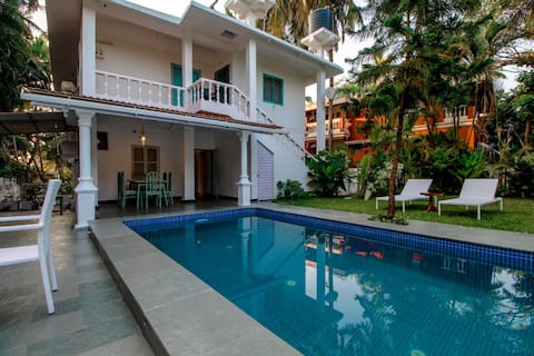 Serene 5BHK Villa, Private Pool walkable to beach