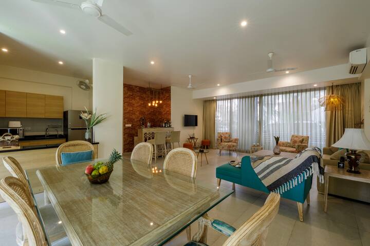 Living Room (Dining)
