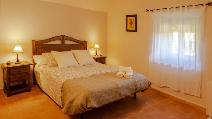 ห้องเตียงใหญ่มองเห็นสวนและสระว่ายน้ำ