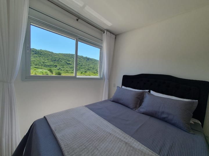 Spavaća soba 1 - apartman s pogledom na zelenu površinu