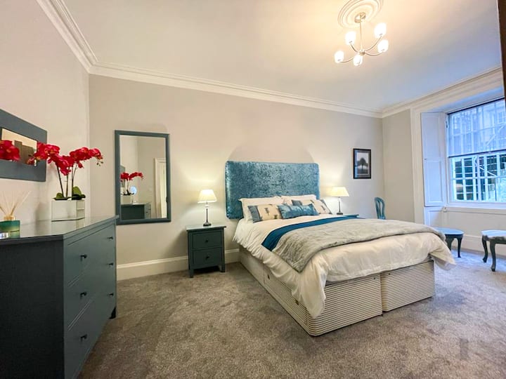 spavaća soba 1 s velikim zrcalnim ormarićem, stolom i stolicama