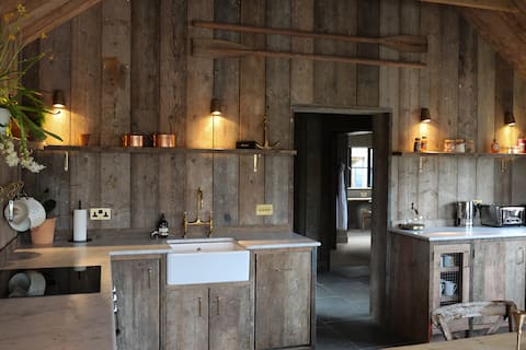 Christmas Cabin - River View 10 mins from Bath