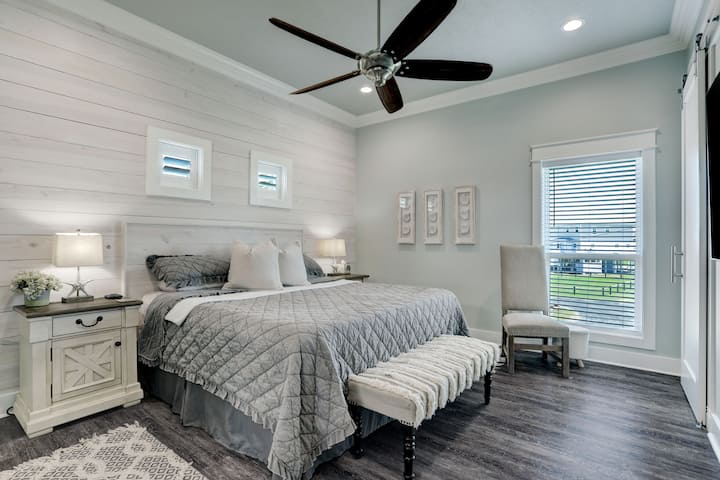 Hlavná spálňa č.2 ponúka manželskú posteľ a vlastnú kúpeľňu.