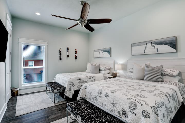 Dvojposteľová izba s manželskou posteľou č.1.  Dostatok priestoru s množstvom možností na spanie.