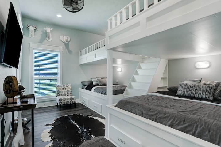 Poschodová izba so zabudovanými prvkami poskytuje veľa možností na spanie.