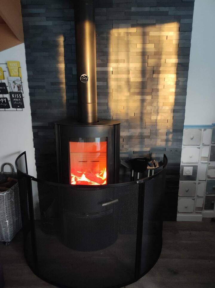 موقد يعمل بالخشب لأيام الشتاء (يتم توفير الخشب)