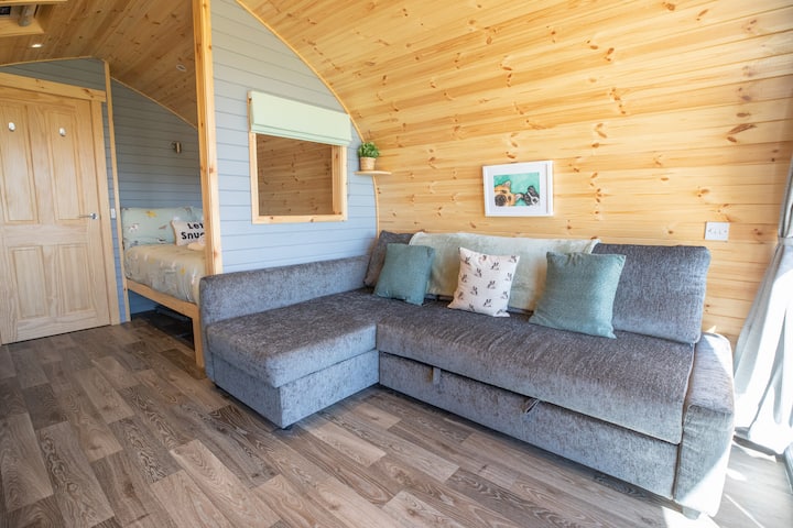 Dozy Dog Snug - sofa ya kona yenye starehe sana ambayo inabadilika kuwa kitanda kingine cha watu wawili. Kaa na upumzike huku ukitazama Netflix kwenye Televisheni mahiri ya inchi 32 au uangalie tu mwonekano huo mzuri.