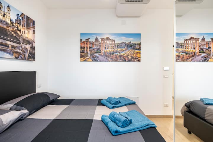 HABITACIÓN

El dormitorio tiene una cómoda cama tamaño queen de 160×190 con cómodas almohadas de espuma viscoelástica.

Un armario con puertas con espejos.

Puedes salir fácilmente del dormitorio al balcón.
