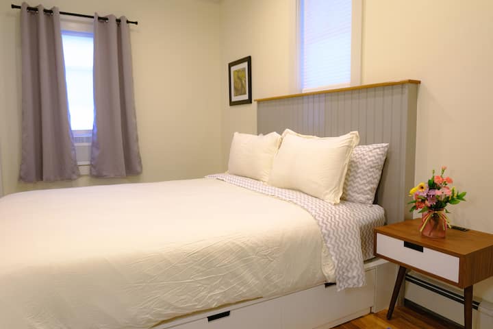 Bračni krevet (160x200) u spavaćoj sobi dužim je dužinom. Također imamo stoliće s priključcima za punjenje spojenim na površinu radi lakšeg punjenja preko noći.