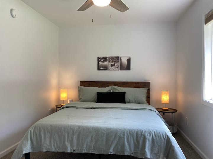 Postranné dotykové lampy sú vybavené zásuvkami a portami USB pre všetky vaše potreby nabíjania.