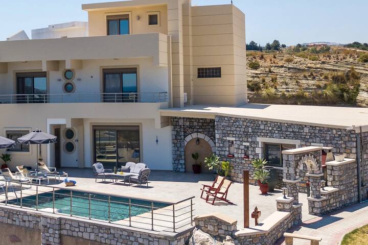 Des & Coo Luxury Villa with Private Pool gallery image 3