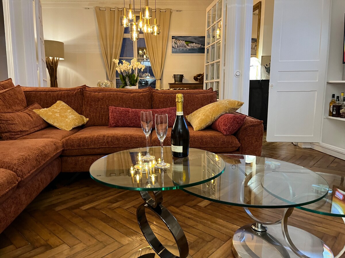 Successful Airbnb property: Luxurious 150 m2 garage, elevator, 50 m to port and beach in Dieppe