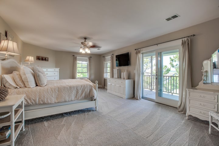 espacioso dormitorio principal con acceso privado a la terraza