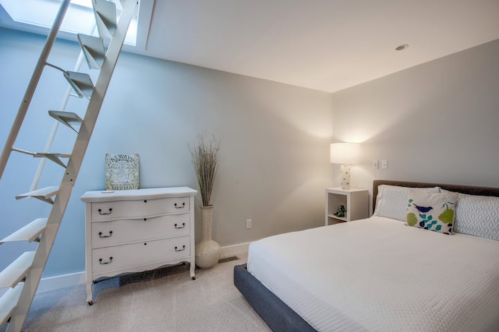 Cama completa en el dormitorio loft, sin armario ni ventana tradicional, pero acceso a la terraza de la azotea