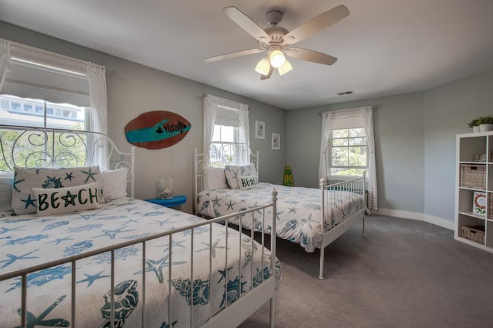 2 camas tamaño queen en un dormitorio grande para huéspedes.