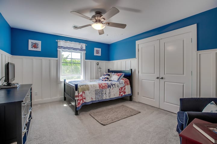 Cama completa en el dormitorio para huéspedes