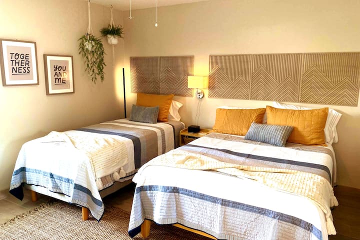 La deuxième chambre se compose d'un lit double et d'un lit TWIN-XL avec des draps de luxe.