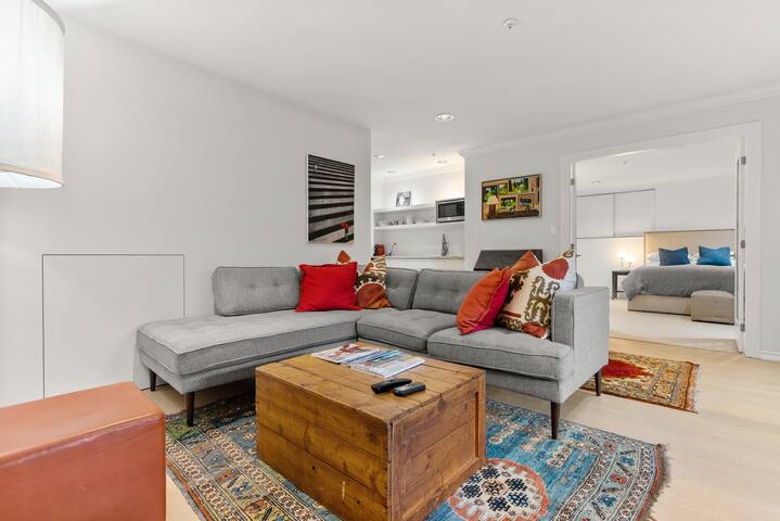 Modern 1100 SF Guest Suite in Dunbar near UBC