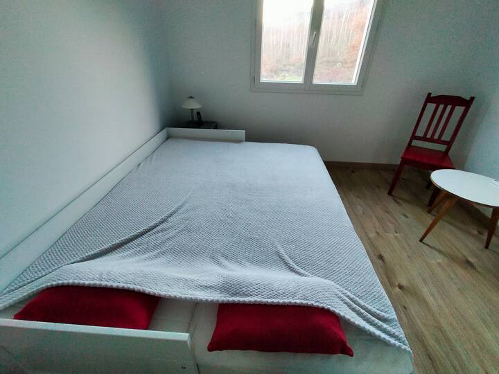 Стая на горния етаж: разтегателен диван: 80 x 200 (1 човек) или 160 x 200 (2 души) - Предпочитана стая за деца