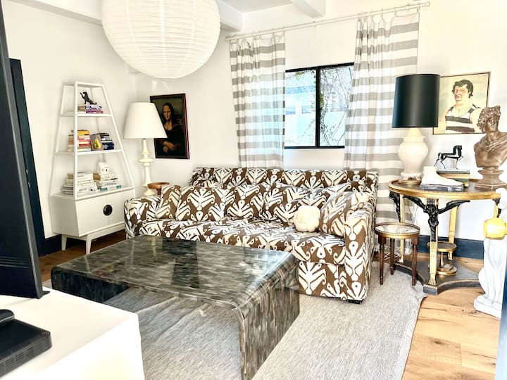 غرفة معيشة أخرى بتلفزيون مقاس 70 بوصة