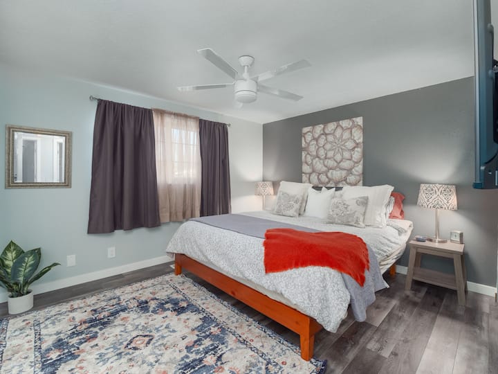 Ძირითად საძინებელში არის კომფორტული დიდი საწოლი, 55-დუიმიანი სმარტ-ტელევიზორი და საწოლისპირა ლამპები.