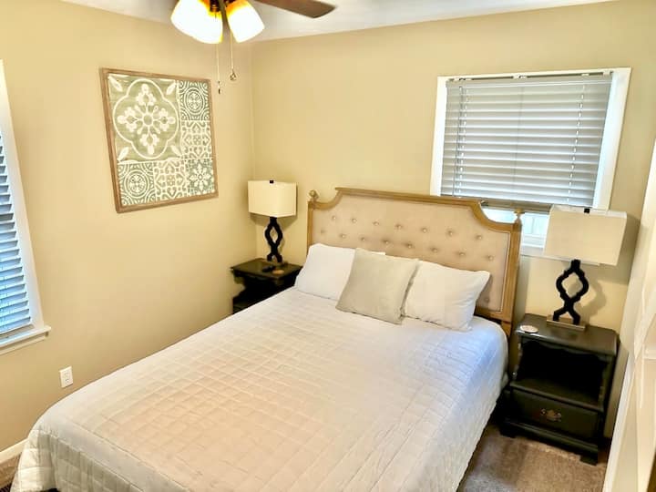 Cama queen en el tercer dormitorio.