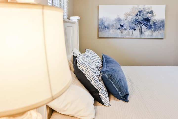 Dormitorio 2 con una bonita cama estilo mansión Queen