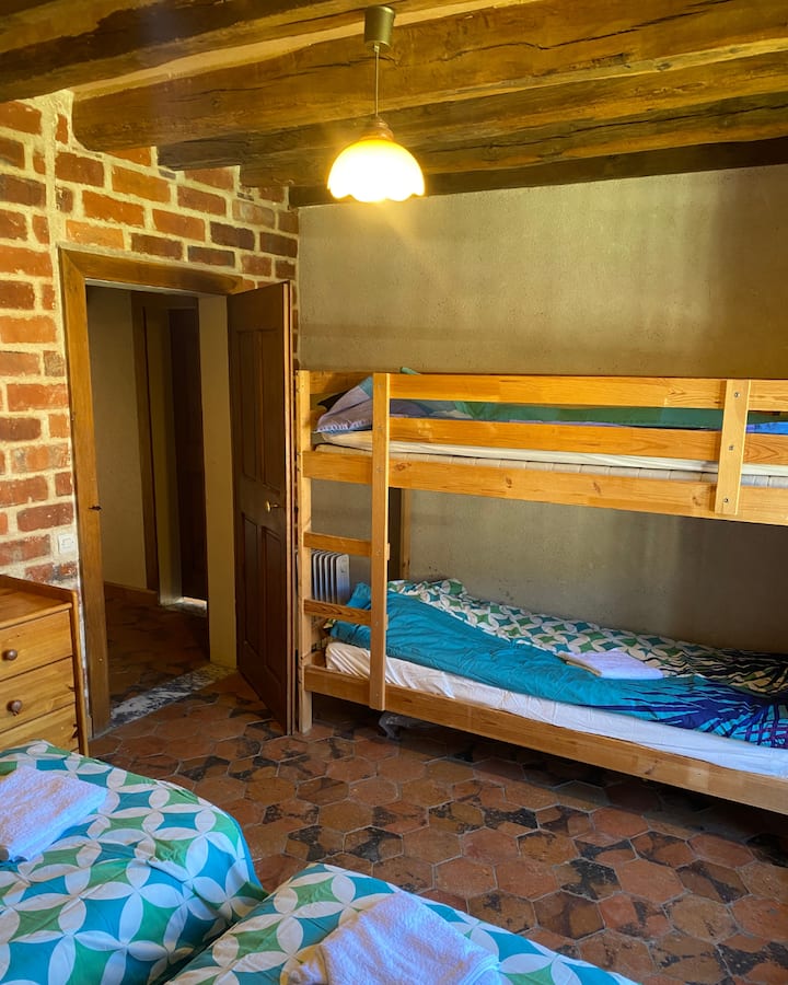 Chumba cha kulala cha 3 kwenye ghorofa ya chini ya nyumba. Kitanda cha watu wawili cha 160 x 200 kinachoweza kugawanywa kuwa vitanda viwili vya 80 x 200. Pia kuna kitanda cha ghorofa cha 80 x 200. Mablanketi na mito hutolewa, mashuka ni ya hiari. Chumba hiki kiko kwenye ghorofa ya chini na kinaweza kufikiwa na watu wenye ulemavu