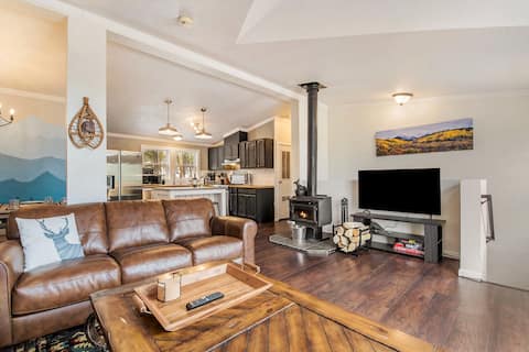 Spacious Mtn Cabin- HOT TUB, Game room and More