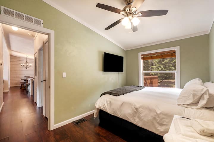 Spavaća soba s king size krevetom na katu