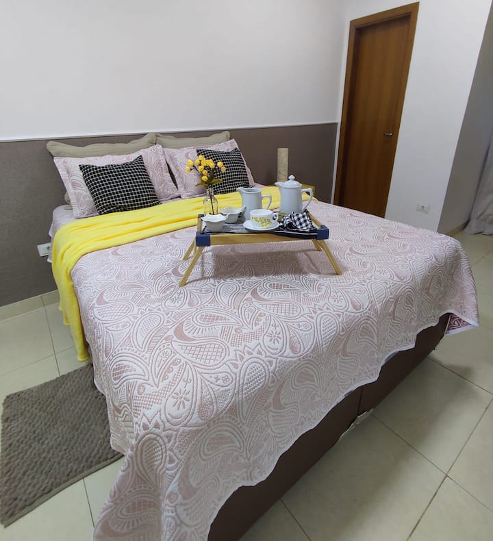 Suite. Todas las habitaciones se han remodelado. Ahora también puede preparar ese desayuno especial para su ser querido. Ponemos a su disposición todos estos artículos para su mañana especial.