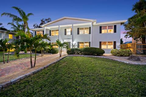 *Tropical oasis/4 apartments/Walk to beach*
