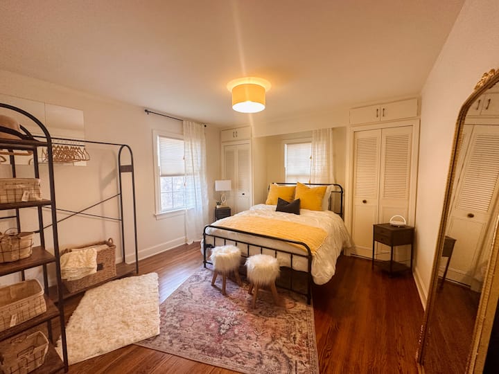 Სტუმრების საძინებელი ყველაზე დაბალი საფეხურის გავლით