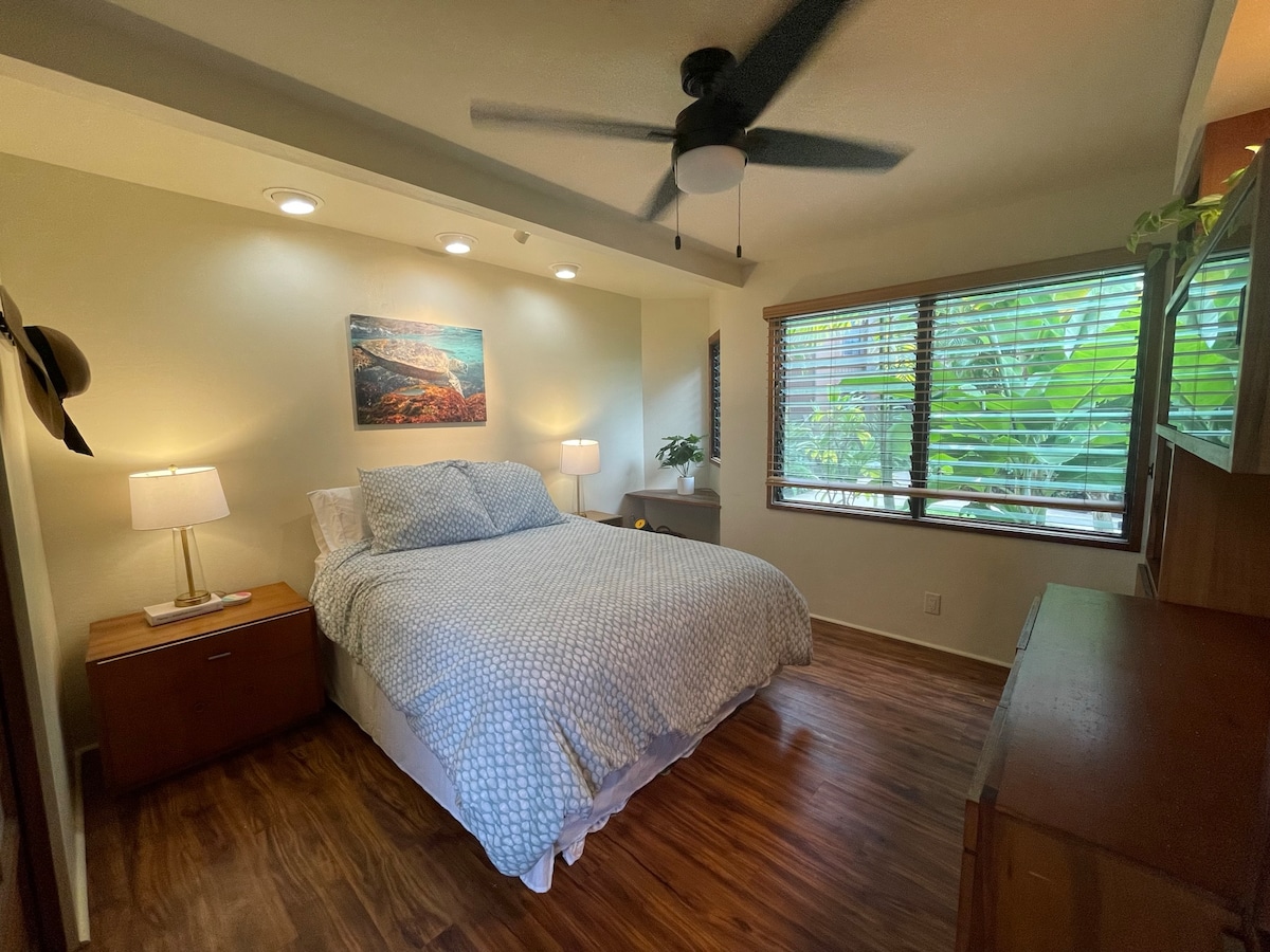 Spavaća soba s bračnim krevetom (bez ormara) u Pappy 's Hale Nalu (jedinica 4).