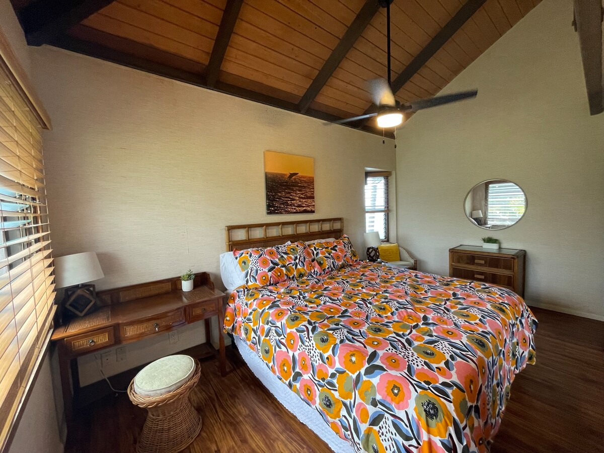 Spavaća soba za goste na katu (bračni krevet) u Pappy 's Hale Nalu (jedinica 4). Bedroo ima vlastitu kupaonicu i ormar. 