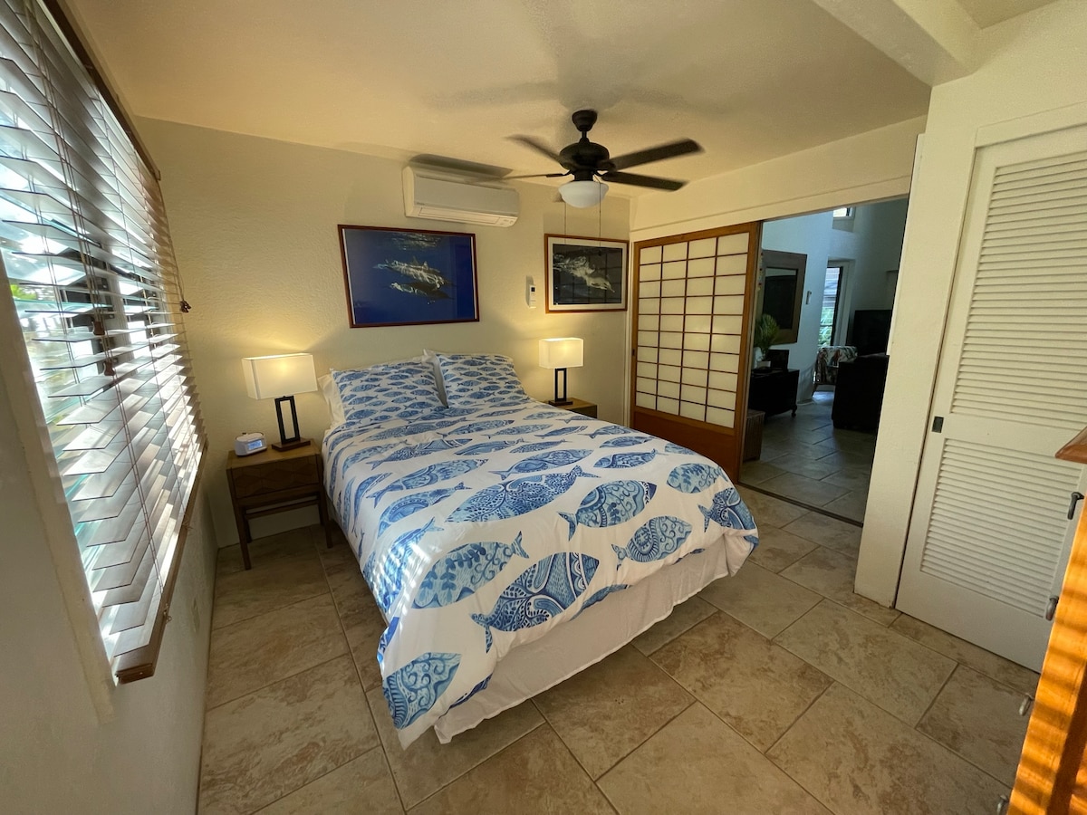 Spavaća soba s bračnim krevetom u Pappy 's Mo' o Chateau (jedinica 3).